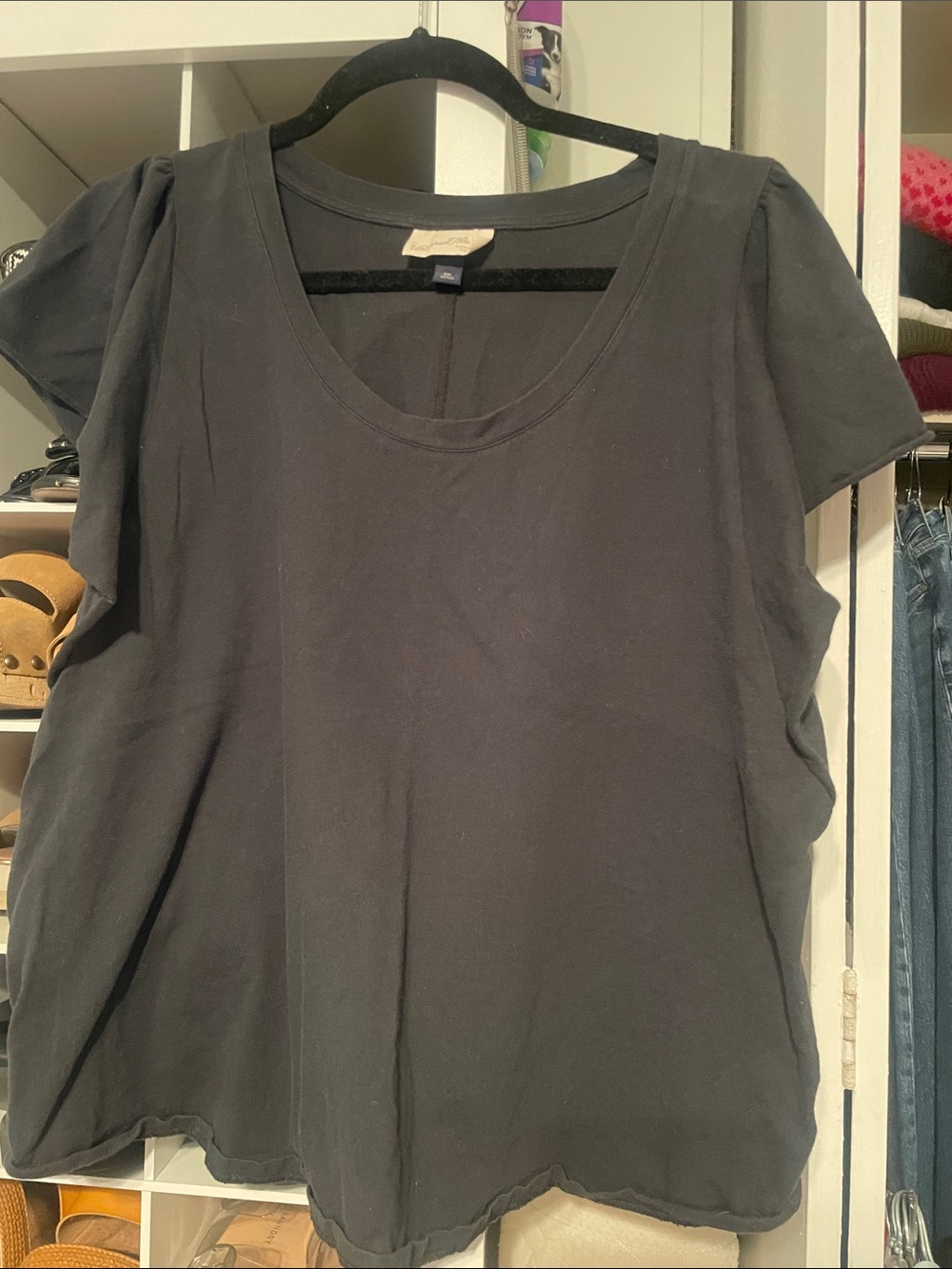 Universal Thread Black Scoop Neck Short Sleeve Women's Tee with Flutter Sleeve